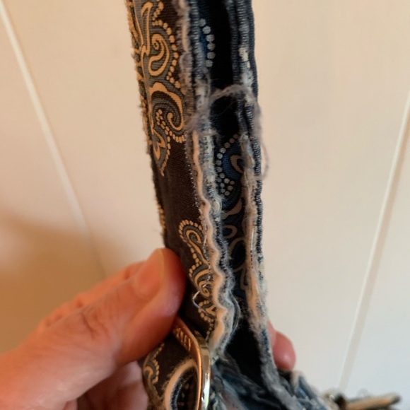 Vera Bradley Crossbody with flap Blue/white Fleur De Lis print. - Picture 5 of 8